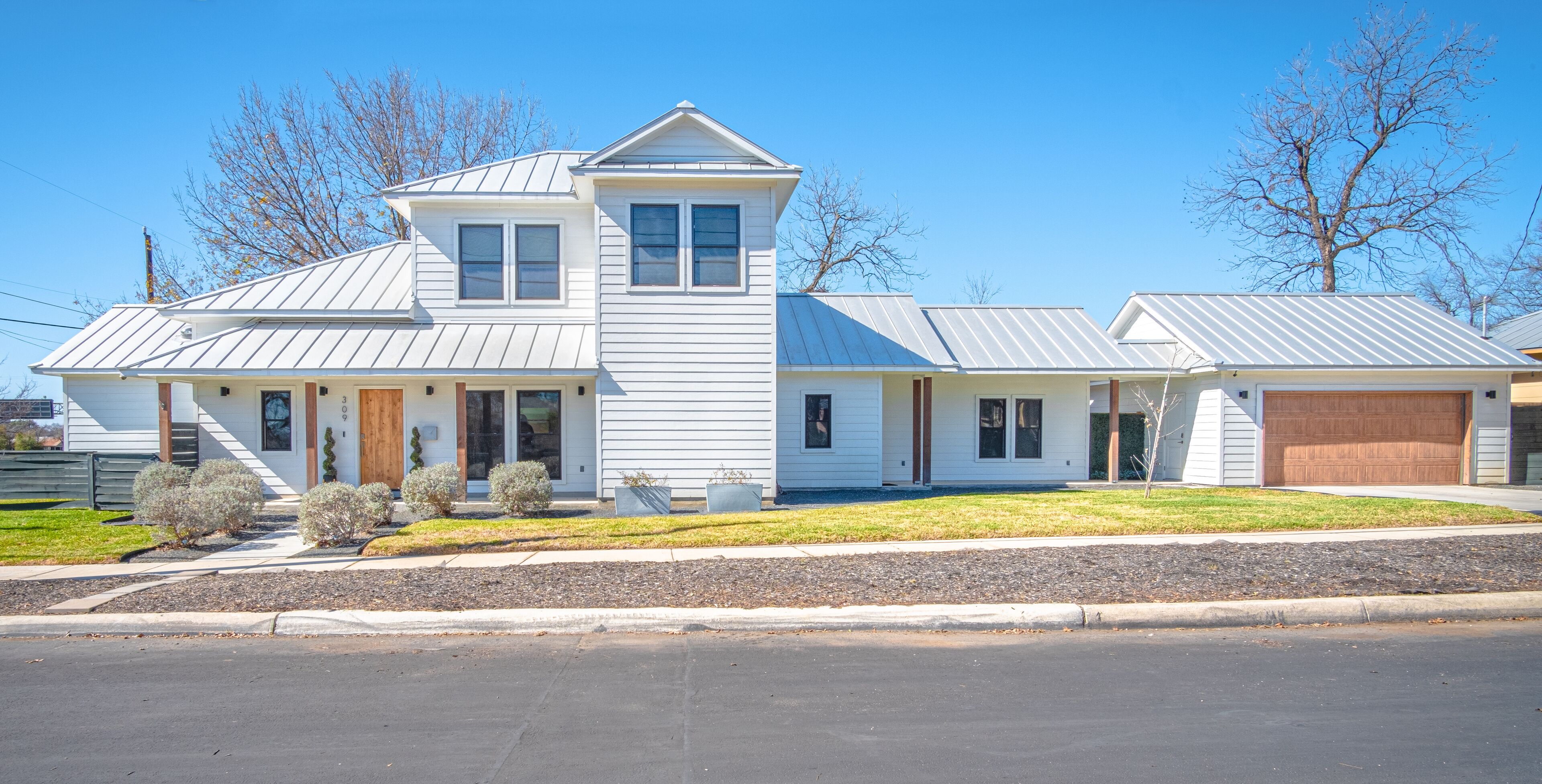 Modern Farmhouse- Downtown- Pool- Sleeps 12