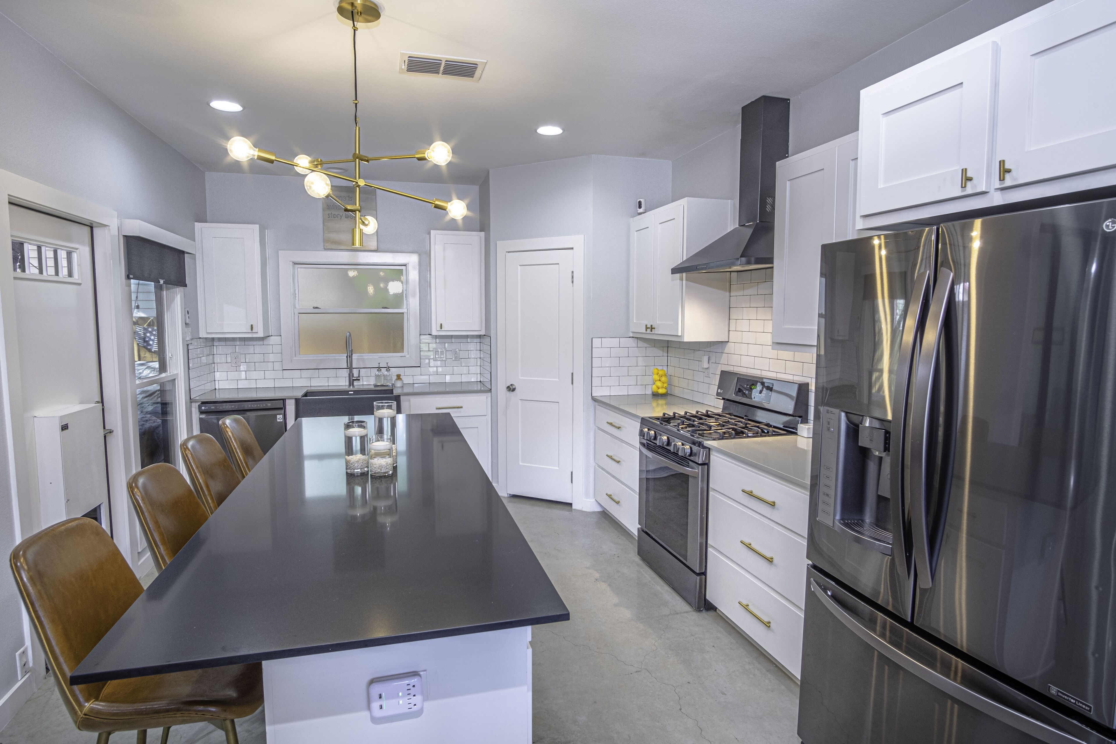 Modern Farmhouse- Downtown- Pool- Sleeps 12