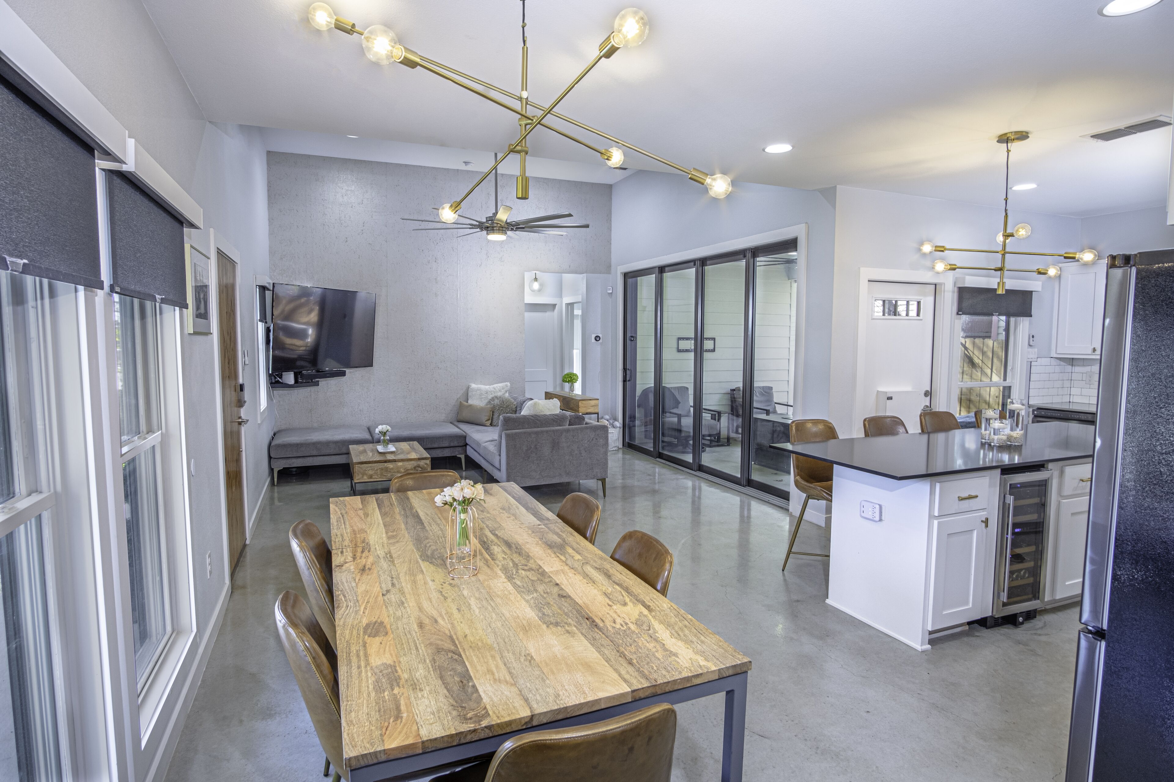 Modern Farmhouse- Downtown- Pool- Sleeps 12