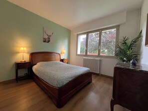 5 habitaciones, tabla de planchar con plancha, cuna de viaje y wifi 