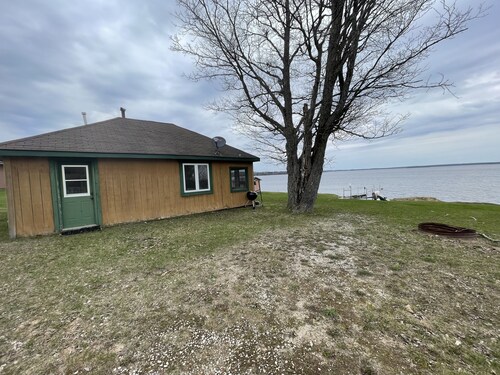 Lake Facing 2 bedroom Cabin near amazing UP destinations Big Manistique Lake