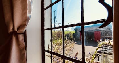 Devon Hideaway: Historic Barn, Jacuzzi & Expansive Exmoor Views
