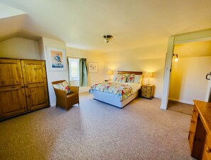 3 habitaciones, escritorio, tabla de planchar con plancha y wifi 