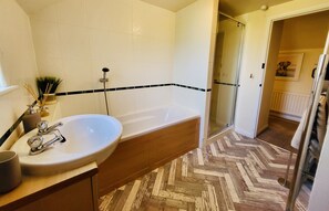 Regadera, secadora de cabello, toallas, jabón 