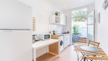 Réfrigérateur, micro-ondes, plaque de cuisson, lave-vaisselle