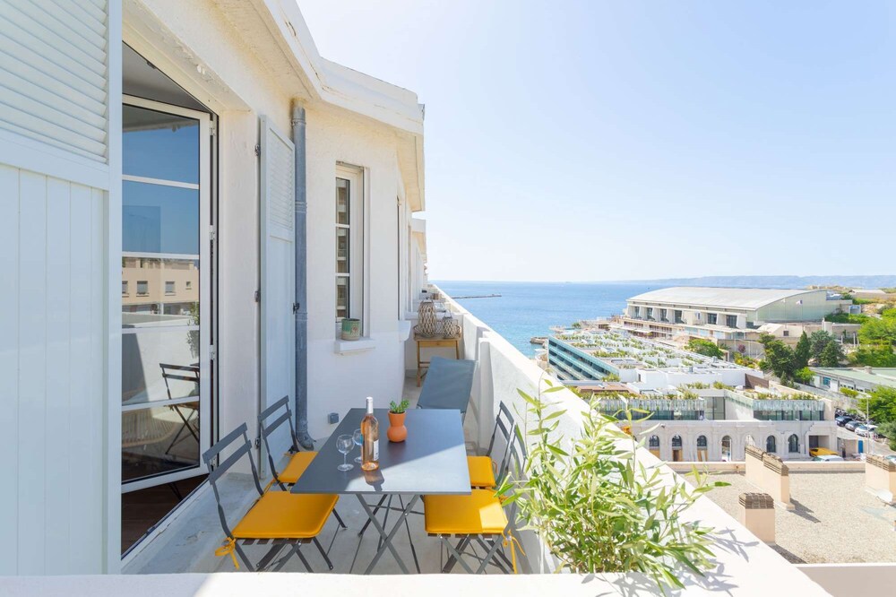 Catalans sur Mer is an exceptional apartment located opposite the Baie des Catalans.