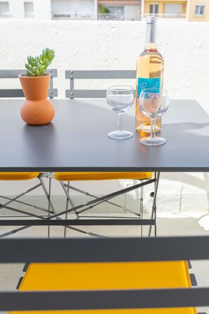 Outdoor dining - Catalans sur Mer is an exceptional apartment facing the Bay of Catalans. (Marseille)