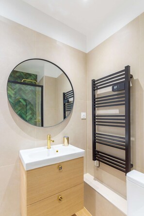 Shower, hair dryer, towels - Catalans sur Mer is an exceptional apartment facing the Bay of Catalans. (Marseille)