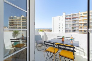 Outdoor dining - Catalans sur Mer is an exceptional apartment facing the Bay of Catalans. (Marseille)