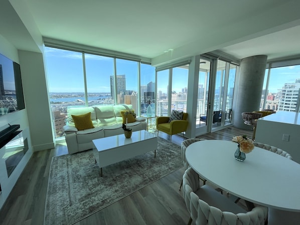 Smart TV, fireplace - Fully furnished high-rise with the most breathtaking views of San Diego & Petco (San Diego)
