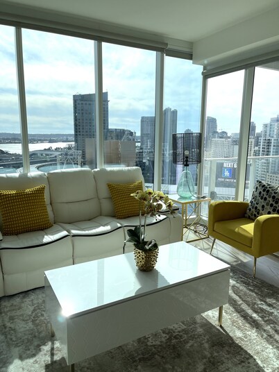 Fully furnished high-rise with the most breathtaking views of San Diego & Petco 