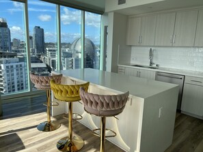 Interior - Fully furnished high-rise with the most breathtaking views of San Diego & Petco (San Diego)