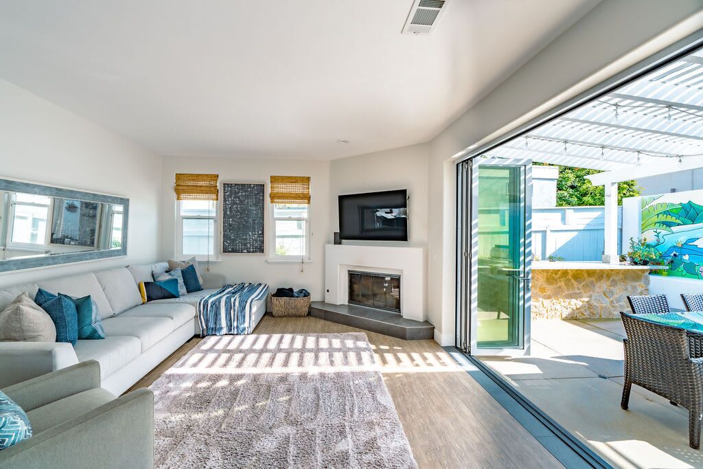 Upscale Beach Cottage, a Block to the Beach!