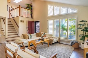 TV, fireplace, offices - Resort Style Yard, Heated Pool & Spa (Encinitas)