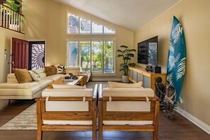 TV, fireplace, offices - Resort Style Yard, Heated Pool & Spa (Encinitas)