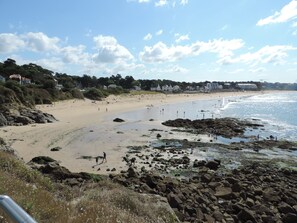 A beach with rocky areas and a sandy shore. - For an ocean getaway on the Guérande peninsula Grand studio la BAULE (la baule)