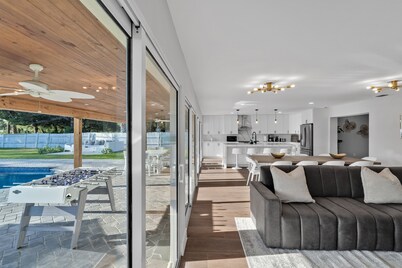 Pickleball Court-Heated Pool-Fire Pit - 8 min to Beach - SAME DAY BOOKINGS!