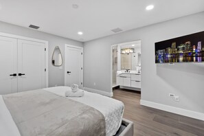 6 chambres, fer et planche à repasser, lit de bébé portatif