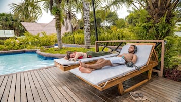 2 outdoor pools, pool loungers