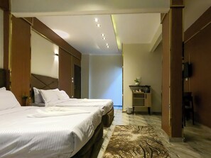 Junior Studio, Giza Pyramids View | Egyptian cotton sheets, premium bedding, down comforters - Happy View INN (Giza)