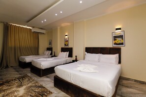 Deluxe Quadruple Room, Giza Pyramids View | 埃及棉床单、高档床上用品、羽绒被、Select Comfort 床