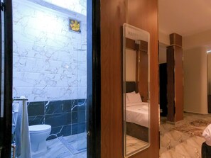 Quarto família, várias camas, vista para a montanha | Banheiro | Chuveiro/banheira combinados, chinelos, bidê, toalhas de banho