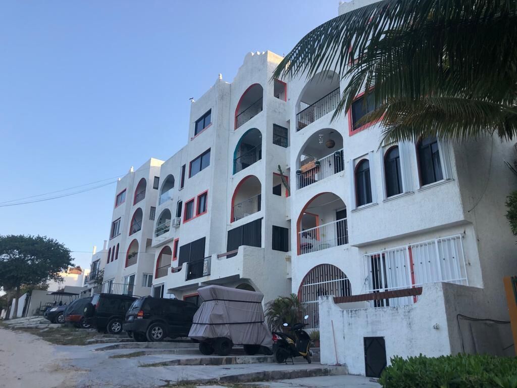 Ground floor condo with outside shower 5 minutes from the beach