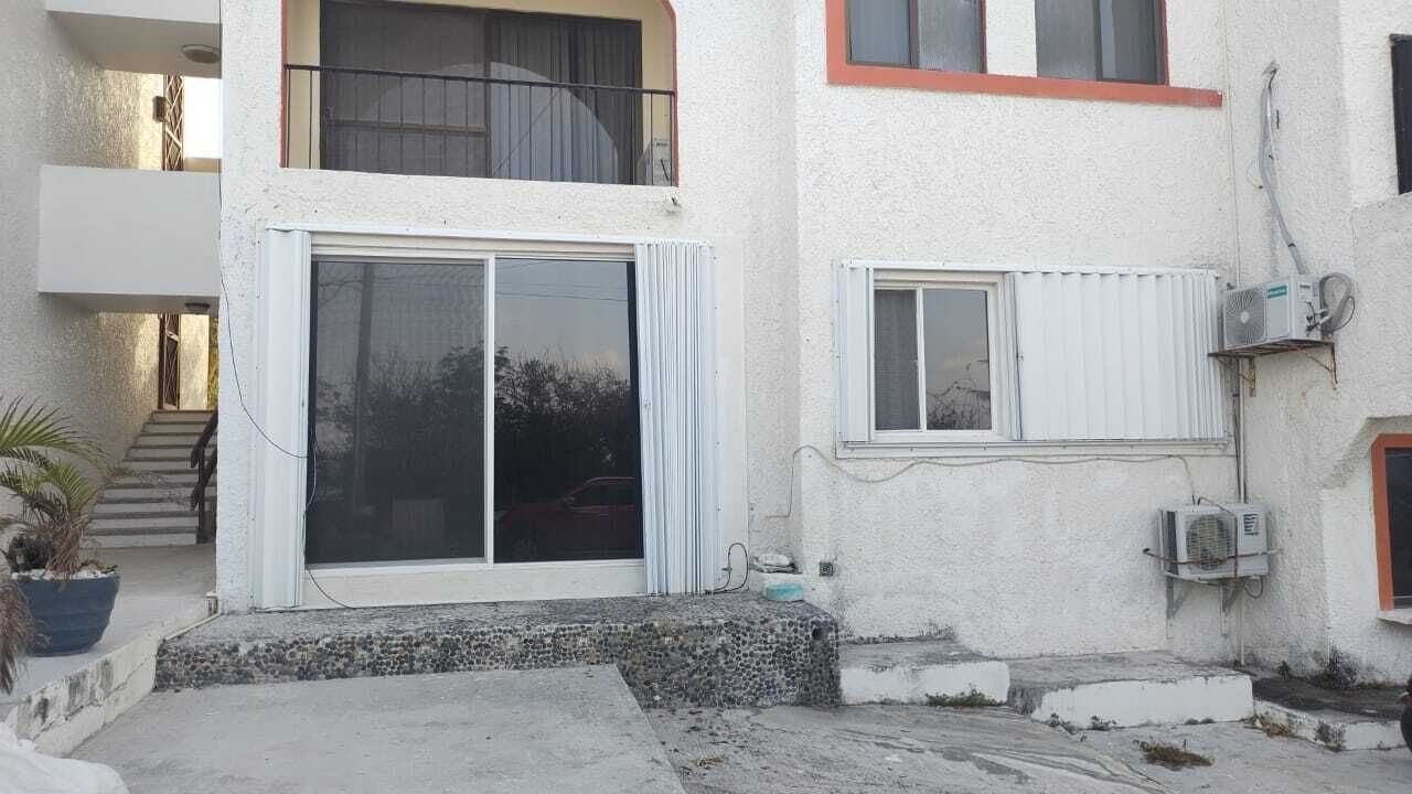 Ground floor condo with outside shower 5 minutes from the beach