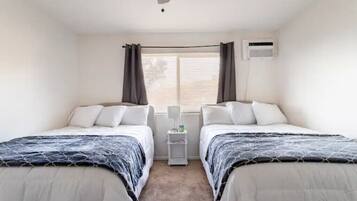 2 slaapkamers, een bureau, een strijkplank/strijkijzer, wifi