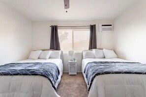 2 bedrooms, desk, iron/ironing board, WiFi