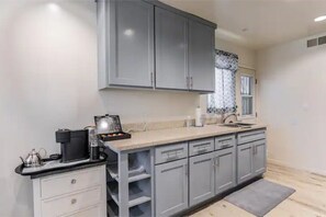 Private kitchen - Cozy 2bd/2ba residential unit with free parking (Hawthorne)