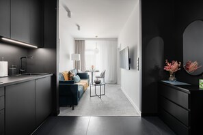 Individually decorated, desk, laptop workspace, free WiFi - Wellness Apartments Podgórna by Renters (Poznan)