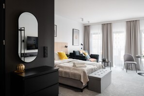 Individually decorated, desk, laptop workspace, free WiFi - Wellness Apartments Podgórna by Renters (Poznan)