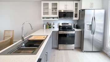 House | Private kitchen | Fridge, microwave, oven, stovetop
