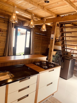 Chalet tradicional, 1 habitación, vista al patio | Área de sala de estar | Smart TV de 32 pulgadas con canales digitales y televisión 