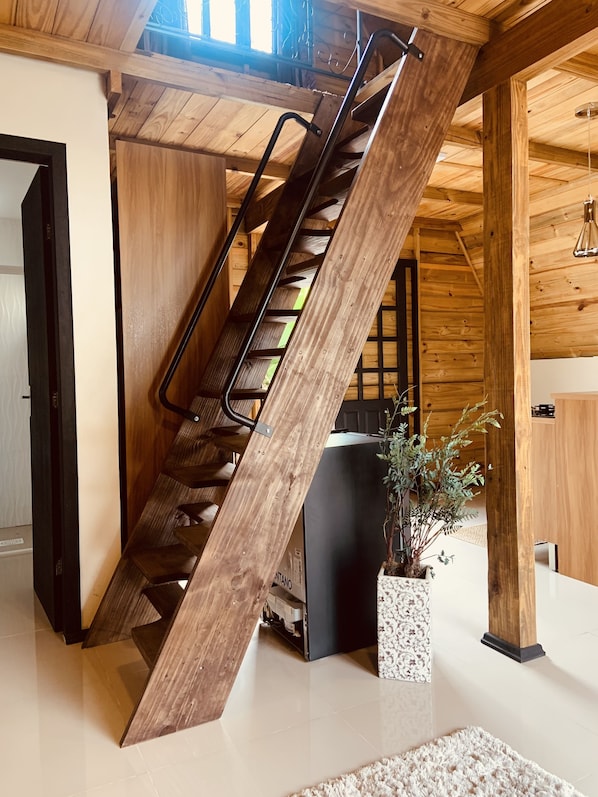 Chalet tradicional, 1 habitación, vista al patio | Área de sala de estar | Smart TV de 32 pulgadas con canales digitales y televisión 