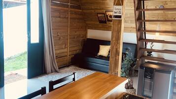 Nhà gỗ truyền thống, 1 phòng ngủ, quang cảnh sân vườn | Khu phòng khách | Smart TV 32-inch có truyền hình kỹ thuật số, TV