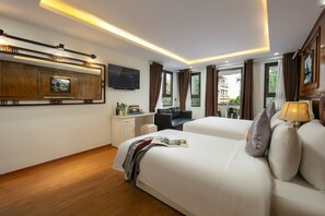 Chambre Triple Exécutive, plusieurs lits, balcon, vue ville | Literie de qualité supérieure, couette en duvet d'oie, minibar