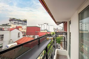 Habitación senior doble, balcón, vista a la ciudad | Terraza o patio