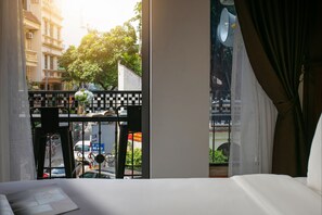 Family Quadruple Room, 2 Katil Ratu (Queen), Balcony, City View | Peralatan tempat tidur premium, gebar bulu kapas, bar mini 
