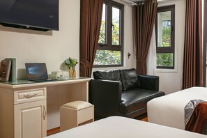 Executive Triple Room, Berbilang Katil, Balcony, City View | Peralatan tempat tidur premium, gebar bulu kapas, bar mini 