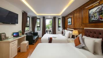 Habitación triple ejecutiva, varias camas, balcón, vista a la ciudad | Ropa de cama de alta calidad, edredón y minibar