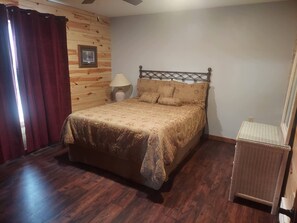 3 bedrooms, iron/ironing board, WiFi, bed sheets - New Northwest Wisconsin Lakefront Cabin. (Hayward)
