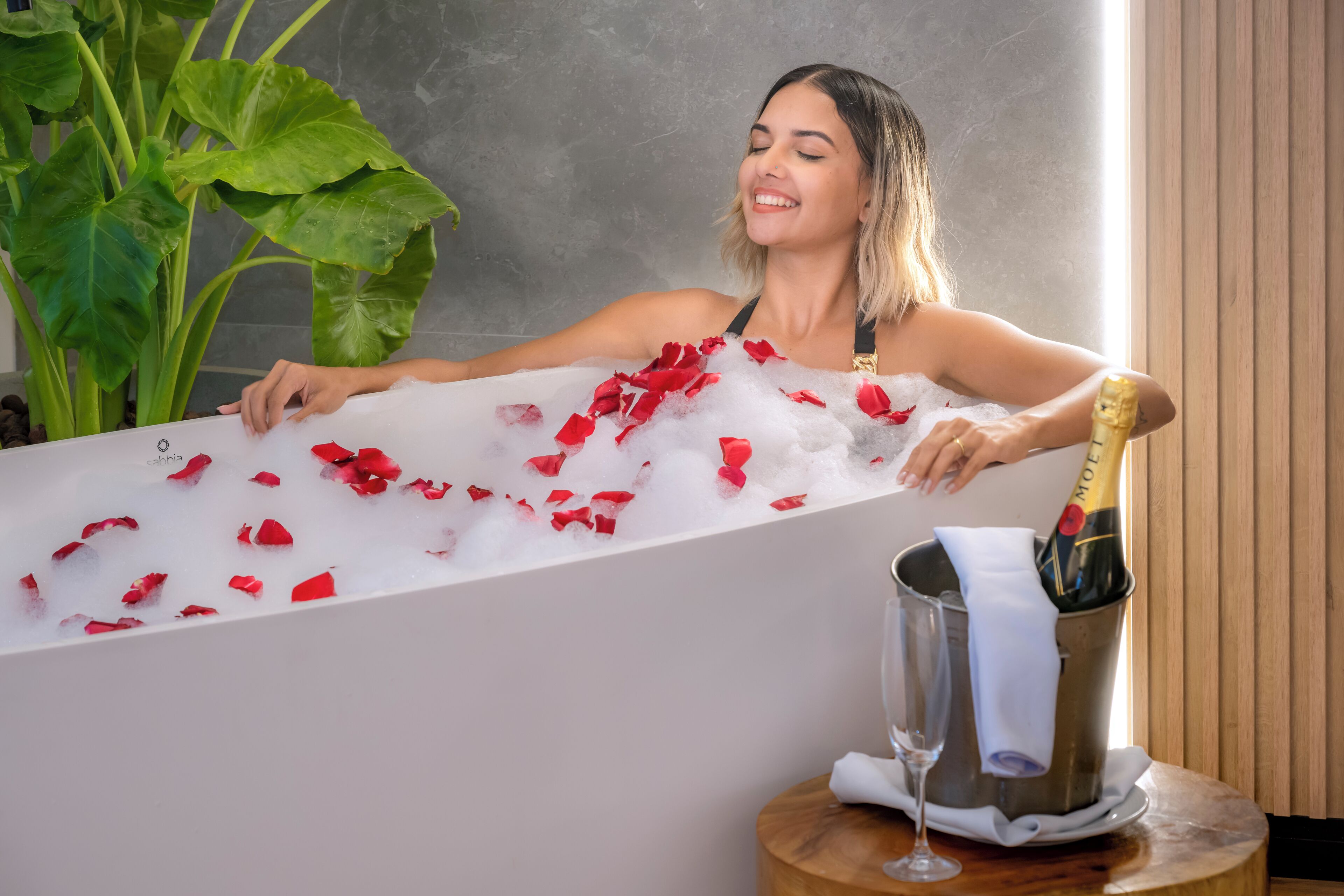 Phòng Suite, hồ bơi riêng, quang cảnh biển | Minibar, két bảo mật tại phòng, trang trí khác biệt, bàn 