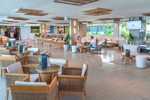 3 bars/lounges