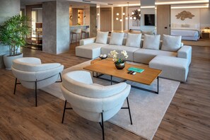 Suíte, piscina particular, vista para o mar | Sala de estar | Smart TV 50 polegadas com canais a cabo, TV