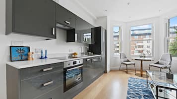 Full-sized fridge, microwave, oven, stovetop