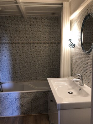 Secador de cabelo, papel higiênico