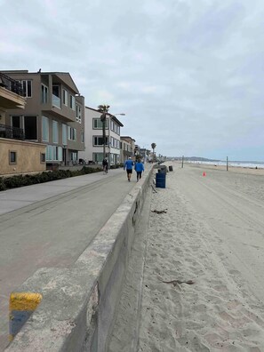 Na praia, espreguiçadeiras, toalhas de praia 