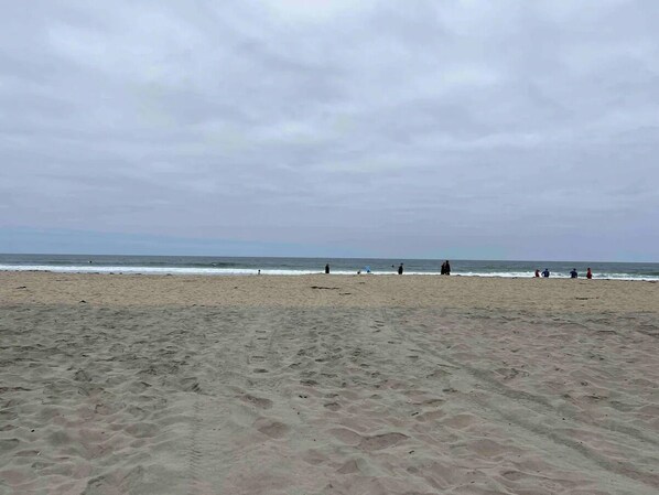 En la playa, camastros y toallas de playa 